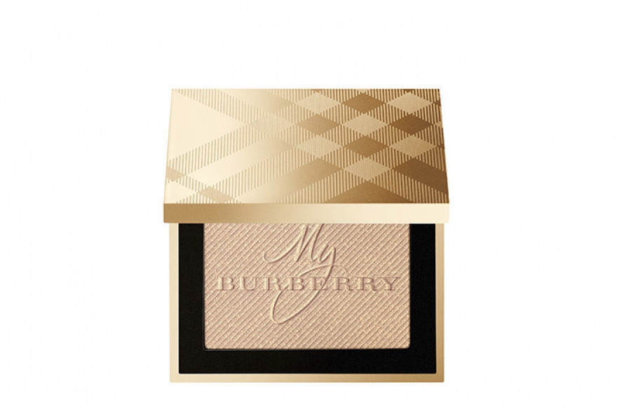Gold Glow, Burberry Пудра-«сиятор» Gold No.01 помимо рабочих обязанностей взяла на себя еще и волонтерство, охотно замещая парфюм. Рассыпанная по