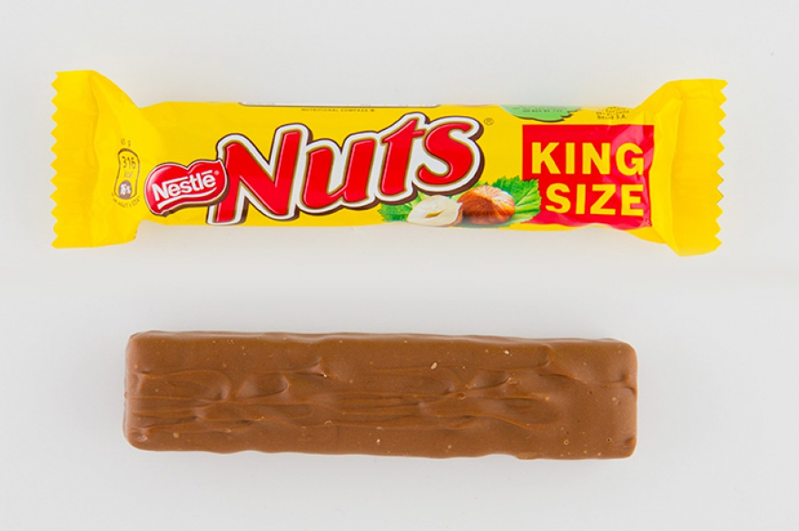 Nuts и мозг Шоколадные батончики с цельными лесными орехами от компании Nestle прославились, стремно-остроумной рекламной компанией. В ней полноватый