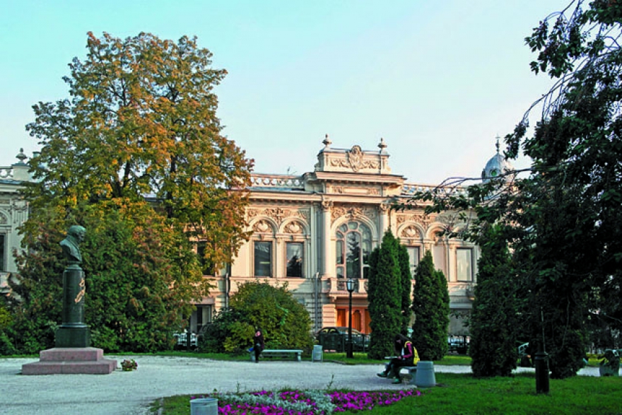 Драматург Евгений Шварц, родившийся в Казани в 1896 году, гуляя в садике Лобачевского, забыл на скамейке рукопись «Сказки о потерянной стране