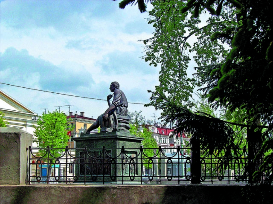 Памятник родившемуся под Казанью поэту Гавриилу Державину был восстановлен в Лядском саду. Прежнего разбили кувалдами. Обломки отправили переплавлять