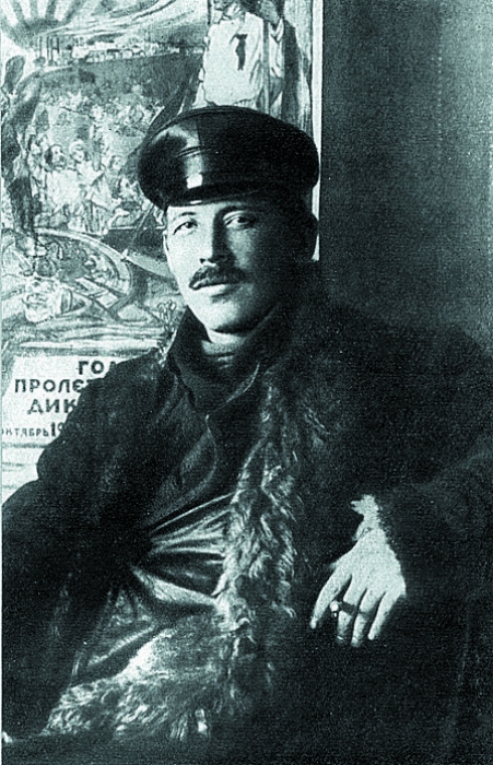 В сталинке напротив Лядского сада во время эвакуации в 1941 году проживал Ефим Придворов, больше известный как пролетарский поэт Демьян Бедный. По