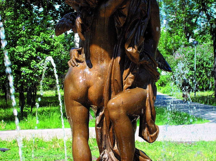 Единственным украшением Ленинского сада является старинный фонтан с амурчиками, которые при внимательном рассмотрении удивительно похожи на маленького