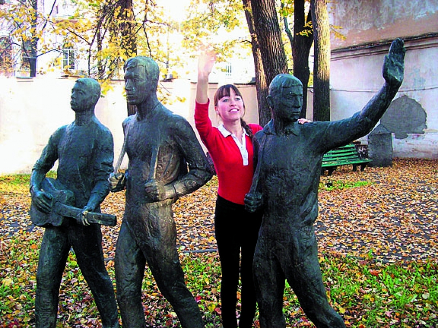 Французский фотограф Одрик Гильбэ заинтересовался казанскими мамзелями и прошлое лето провел, снимая их на пленере – на фоне садов и парков Казани