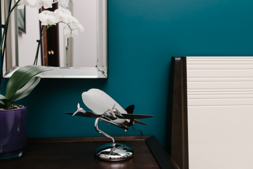 Самолет 1930-х годов с фюзеляжем из матового стекла недавно прилетел из США