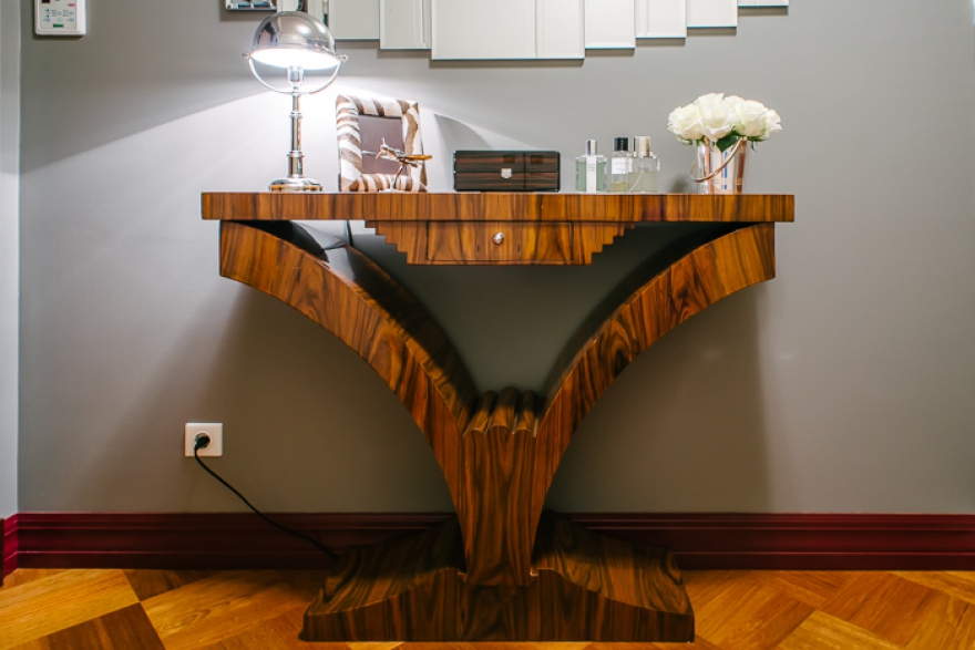 Французская консоль 1920-х годов в прихожей. Случайно нашел ее в антикварном магазине в Москве.