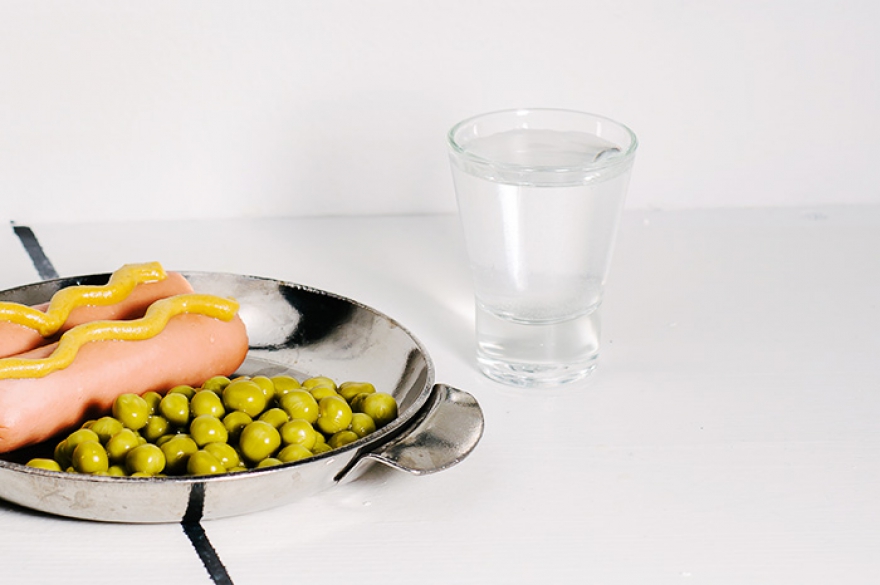 Снижение цен на водку и возвращение рекламы алкоголя Государство, монопольно производящее и продающее водку, намерено снизить минимальную розничную