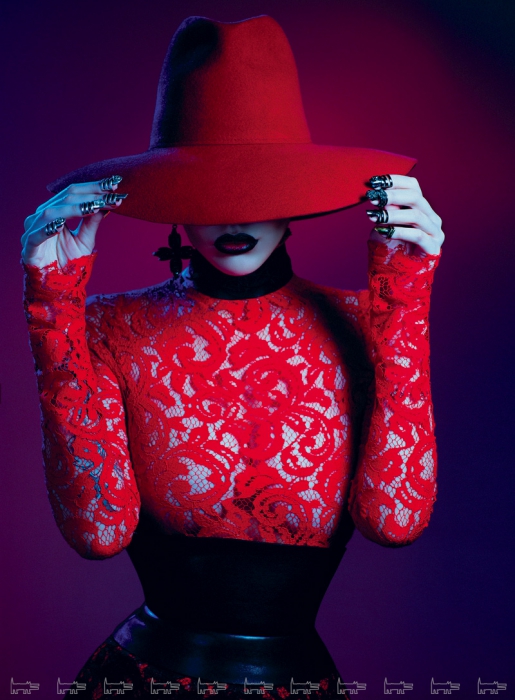 Шляпа, чокер, боди, юбка и пояс Arsenicum by Dmitry Loginov (шоу-рум Apartment 26), серьги Ellen Conde (шоу-рум Apartment 26), кольца H&H (Air), вуаль