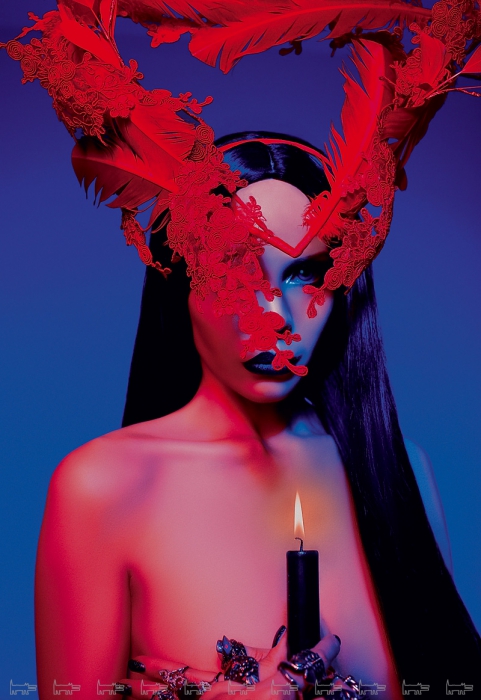 Шляпа Fat Hat by Sergey Policov (Bisou), кольца — Stephen Webster и собственность героини