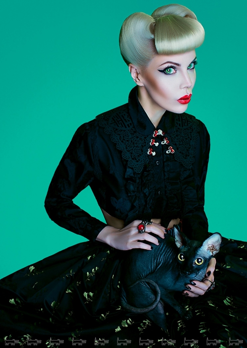 Топ, юбка и ремень Miu Miu, воротник Mikio Sakabe (Air), кольцо Stephen Webster, чулки — собственность героини