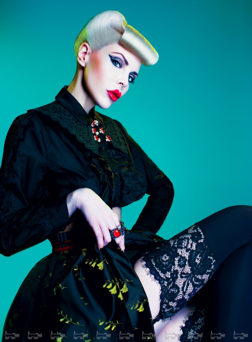 Топ, юбка и ремень Miu Miu, воротник Mikio Sakabe (Air), кольцо Stephen Webster, чулки — собственность героини