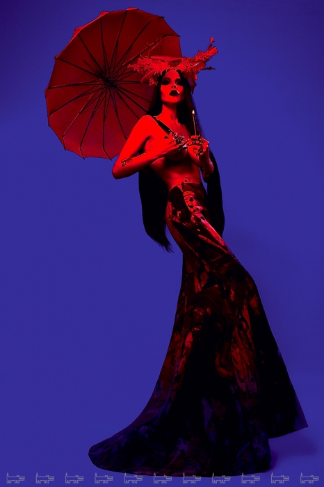 Юбка Pirosmani, шляпа Fat Hat by Sergey Policov, зонт Arsenicum by Dmitry Loginov, кольца Stephen Webster