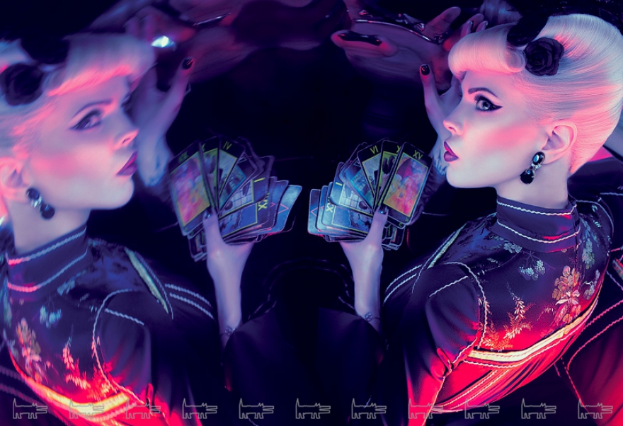 Платье Prada, кольцо и серьги — собственность героини