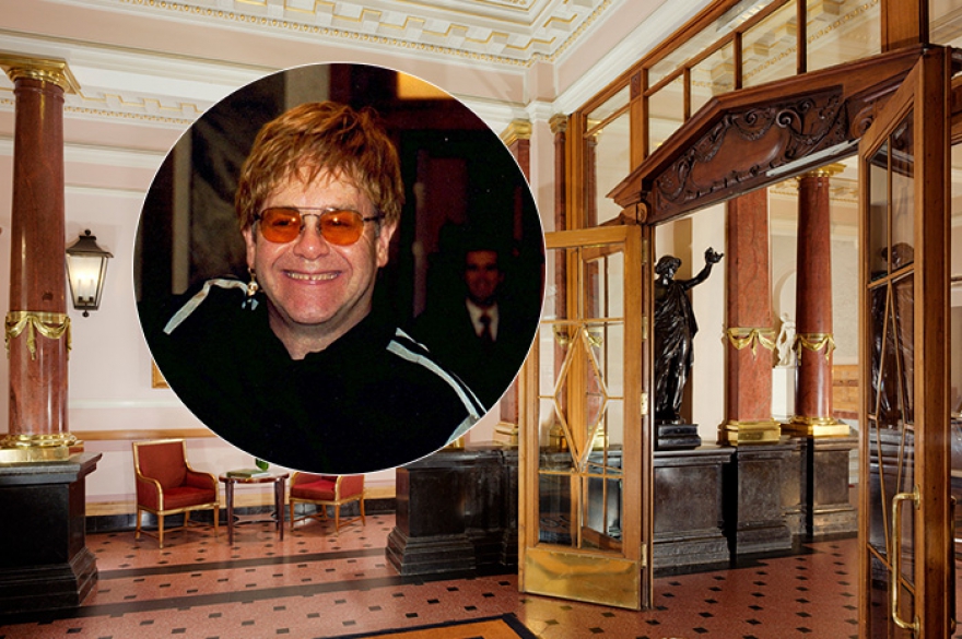 СЭР ЭЛТОН ДЖОН В 1979 году Элтон Джон приехал в СССР с гастрольным туром, что было большим событием в те времена. Певец остановился в "Европейской