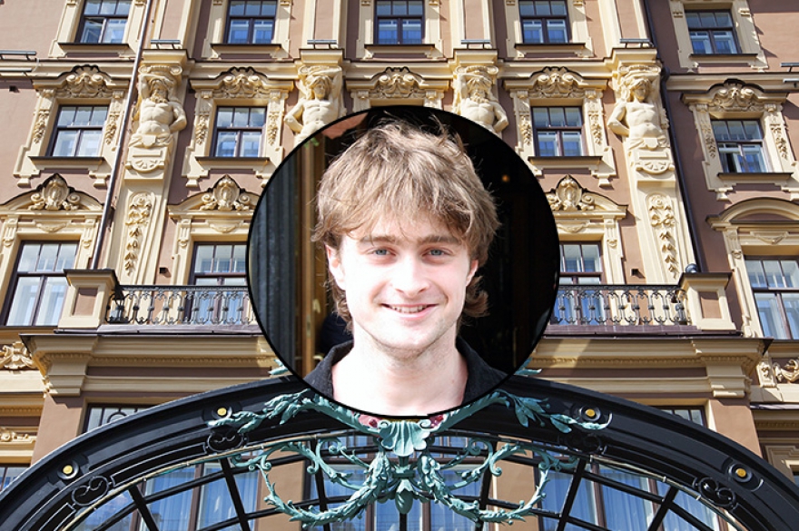 РЕДКЛИФФ 23 июля 2010 года Дэниэл Редклифф в Гранд Отеле Европа поднял свой первый «законный» бокал алкоголя – тогда актеру исполнился 21 год. Дэниэл