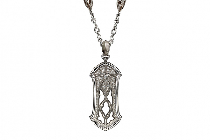 Vitral, Magerit Готическое окно с витражной рамой висит на цепи, которую крепко держит горгулья из белого золота.