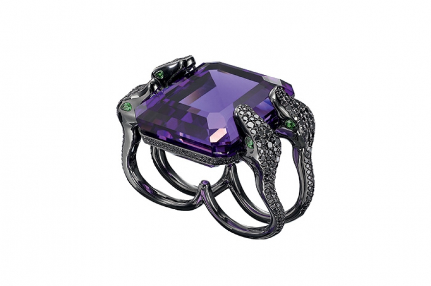 Jungle Fever, Crow’s Nest Подпирая исполинский аметист, змеи из родированного золота с черными бриллиантами шипят фамильный девиз «Sharing is caring