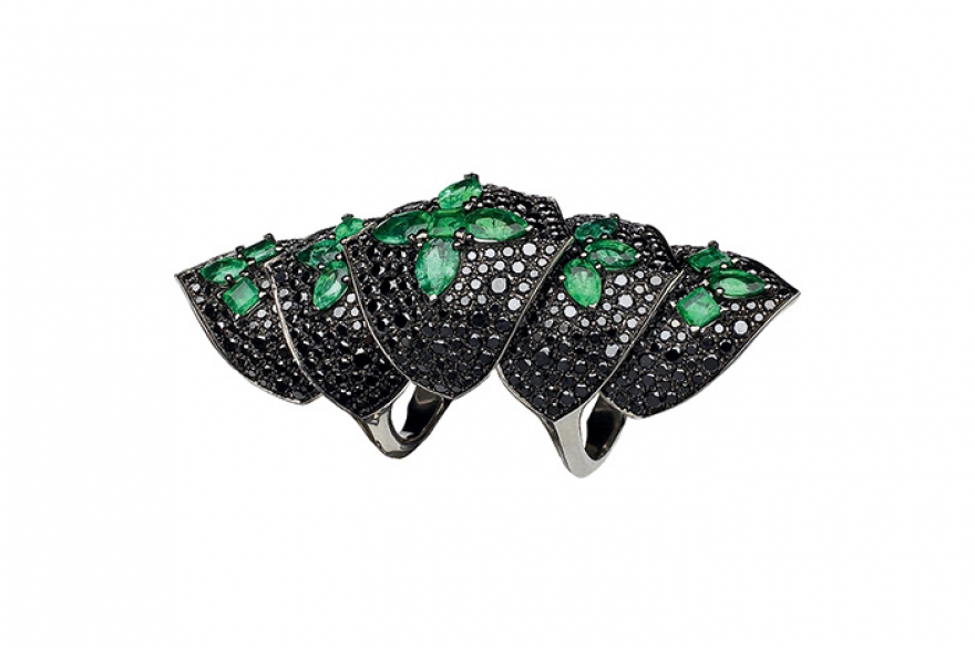 Belle Epoque, Stephen Webster Кольцо на три фаланги, которое ювелир сравнивает со шкурой броненосца, выковано из белого золота и покрыто изумрудами и