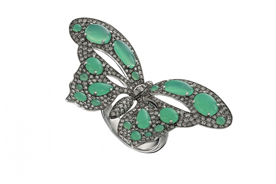 Sofragem Гигантская бабочка — почти точная копия чернокрылой с зелеными «каплями» Графиум агамемнон, что обитает на Шри-Ланке.