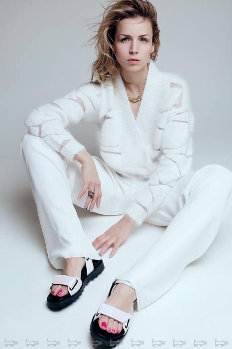 Колье Nanis, кольцо Sofragem (все — Gallery Sergio Bustamante), свитер и брюки Tom Ford, сандалии Marc by Marc Jacobs (все — ДЛТ)