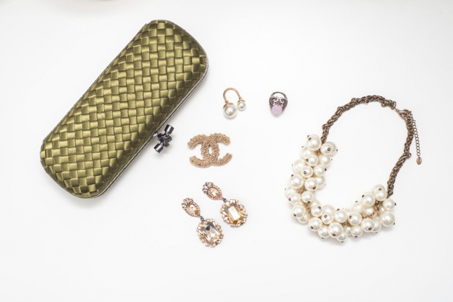 Клатч Bottega Veneta, брошка Chanel, кольцо и ожерелье из жемчуга Zara, винтажные кольцо, купленное в Италии, сережки, купленные в лавочке в Стамбуле