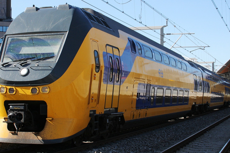 EMU VIRM, Нидерланды. Вмещает 407 сидящих и 186 стоящих пассажиров. Максимальная скорость движения - 160 км/ч.