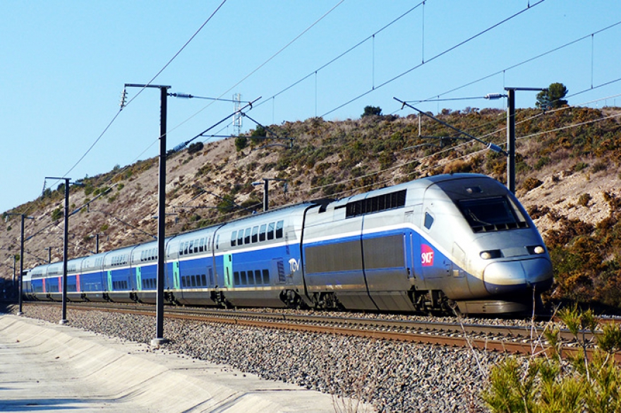 TGV Duplex, Франция. В составе поезда два головных и восемь двухэтажных пассажирских вагонов вместимостью до 1024 пассажиров. Максимальная скорость