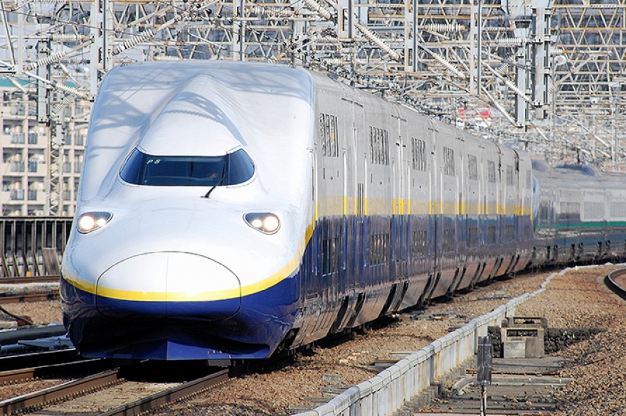 Shinkansen E1-14, Япония. В составе поезда - 16 вагонов вместимостью до 1235 человек. Максимальная скорость движения - 240 км/ч. В данный момент