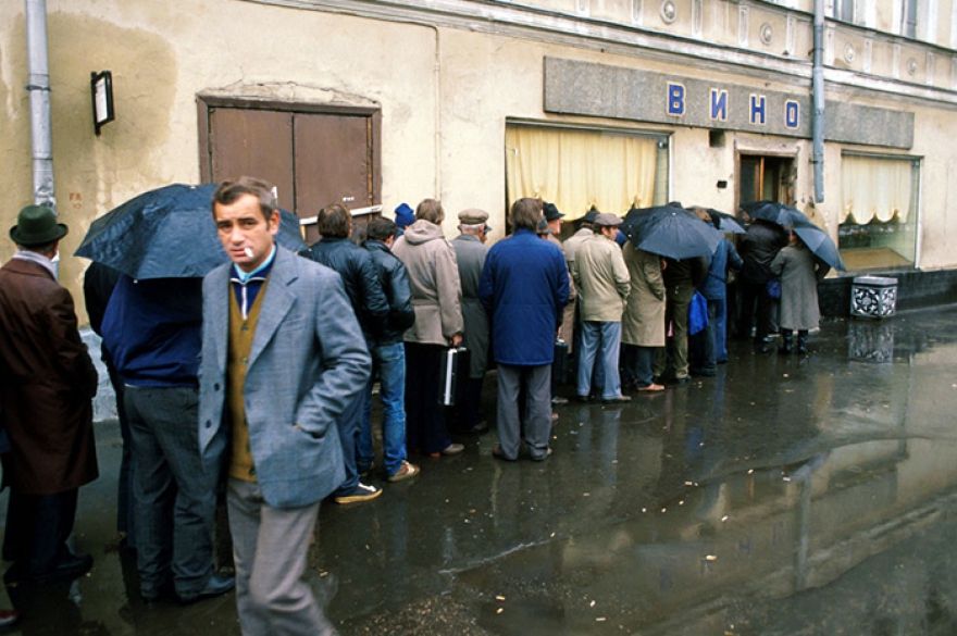 Неравный бой Горбачева К 1985-м году годовая выручка от продажи водки населению составляла почти треть всего продовольственного оборота. Молодой (по