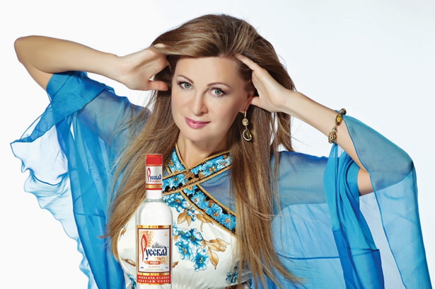 Пьяная Россия 90-х Крах Советского Союза и гайдаровские либеральные реформы, отпустившие в свободное рыночное плавание цены на все на свете, покончили