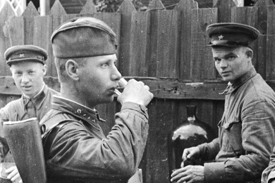 Фронтовые сто грамм Наркомовские сто грамм — порция водки, выдаваемая солдатам во время советско-финской войны и в первые полтора года Великой