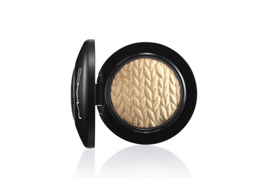 Lightness of Being, M.A.C Игра в «тепло — холодно» может выглядеть так: тени самых весенних оттенков — глицинии, мимозы, бледно-голубого неба и