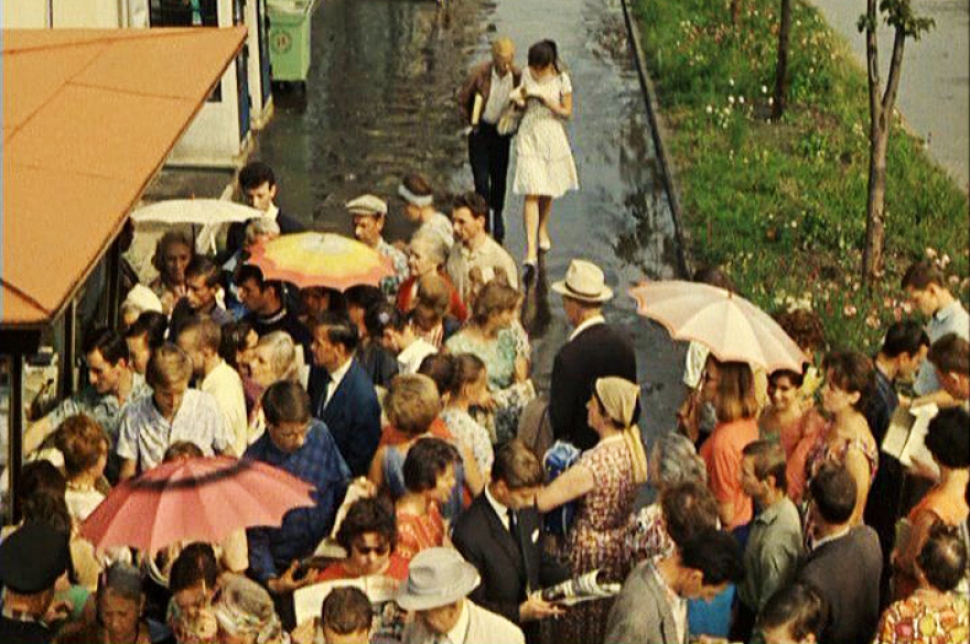 Влияние на литературу В постперестроечном кино не раз возникал ларек с его выразительной социальной фактурой. Однако главный образ торговой точки