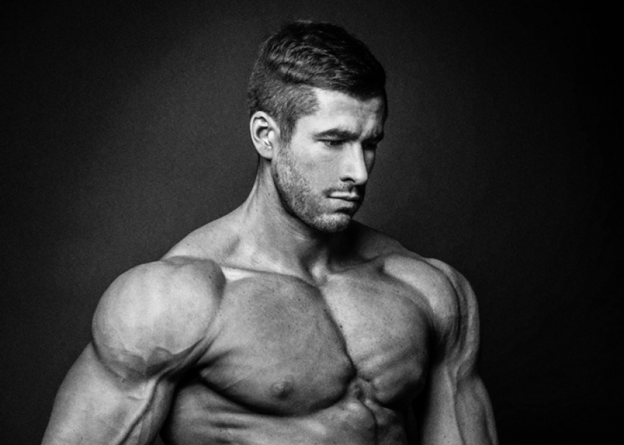 Илья Лебедев27 лет Полюбоваться вблизи на нечеловеческий рельеф тела Ильи проще всего за деньги — нужно просто оплатить персональную тренировку в