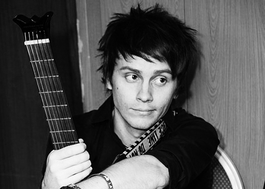 Александр Бон29 лет Финалист третьего сезона шоу «Голос», вокруг которого в студии «Останкино» бесновалась целая рота фанаток, оказался на Первом