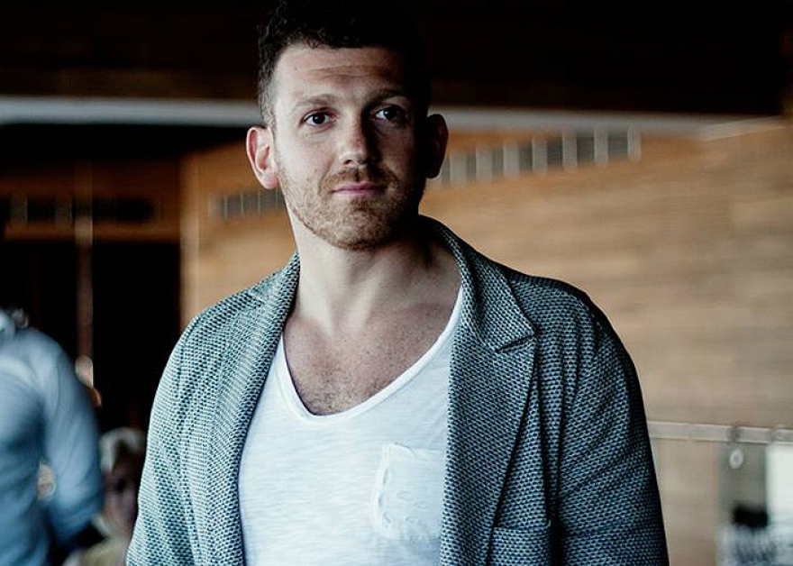 Михаил Генделев33 года Телеведущий с театральным образованием, уникальным чувством юмора и феноменальной укладкой несколько лет подряд желал доброго