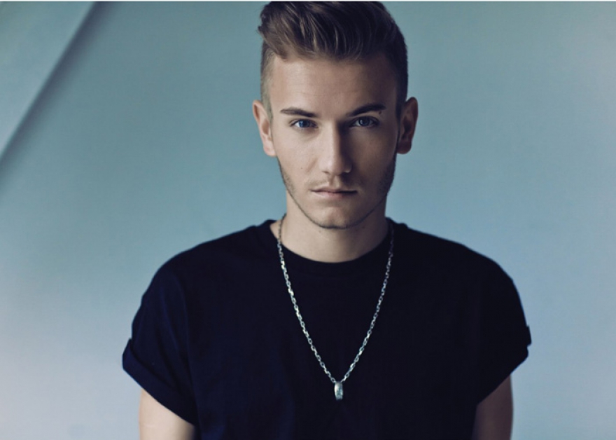 Егор Сесарев 26 лет Еще один участник третьего сезона проекта «Голос», впервые Сесарев засветился на телеэкранах заметно раньше Александра Бона, еще в