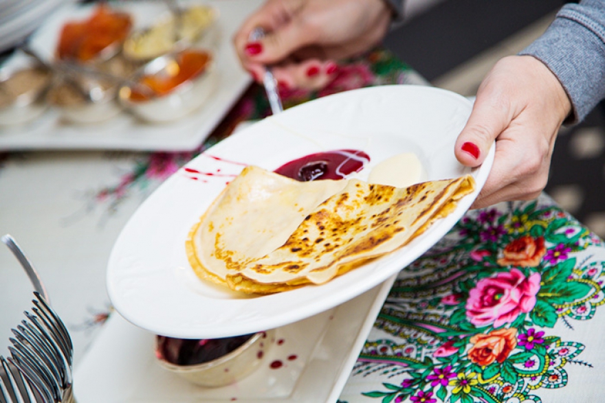 B 152 | Tearoom Светский ресторан — специалист по гречишным блинам. Тут из них делают аппетитные конвертики с ветчиной, сыром и яйцом или с яйцом и