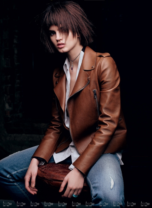 Подвеска и кольцо Stephen Webster (ДЛТ), сорочка Kenzo (BOSCOFAMILY), куртка Gucci, джинсы Stella McCartney (все — ДЛТ)