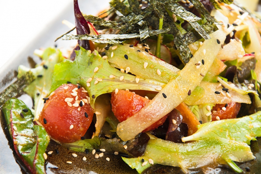 Tse Fung Тяжелый люкс тоже готов следовать духу времени. В постном меню на выбор несколько салатов: «мандарин», с женьшенем, из баклажанов и помидоров