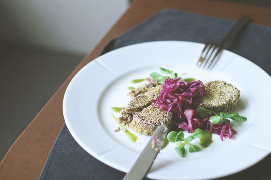 «Полет Кафе» В светском ресторане придумали настоящий постный fine dining. Среди его позиций можно встретить тартар из авокадо с хрустящим укропом