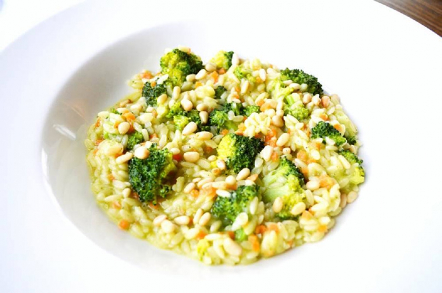 «Рыба» Шеф-повар Николя Лорье собрал микс из рецептов разной национальностей: он готовит хумус, табуле с овощами, суп «Папа Помодоро», пасту с цукини