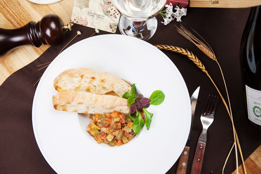 «Гастроном» В постном меню семейного ресторана на Марсовом поле находчиво облегчена национальная кулинария: винегрет — из печеных овощей с