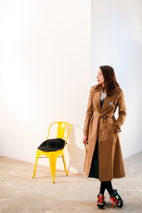 Тренч Zara, кроссовки New Balance.