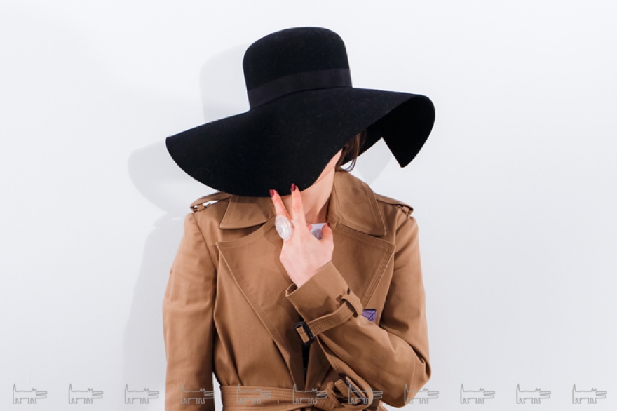 Шляпа Asos, ее слегка уносит ветром. Кольцо Stern.