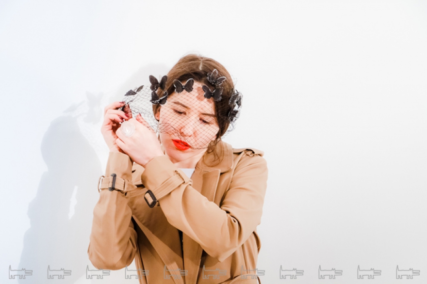 Вуаль на лице это не траур, а загадочность.