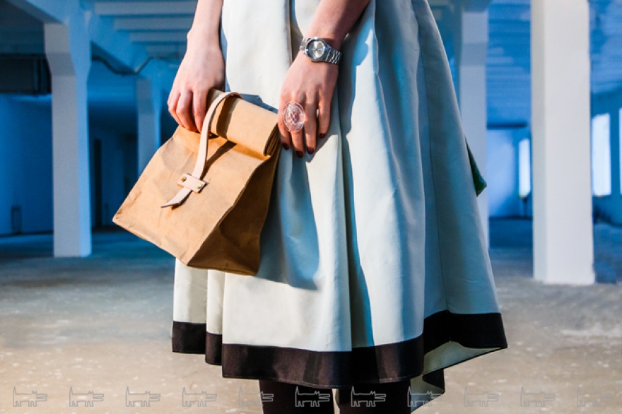 Сумки обычно ношу именно в руке, а не плече.