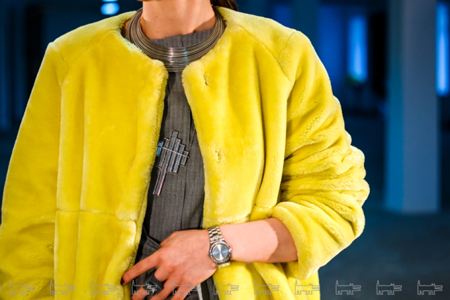 Лаконичные украшения: короткое Mango, подвеска и кольцо Zinc, а часы - очень приятный подарок.