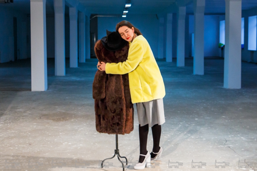 Желтая шуба Zara, коричневая - секонд-хенд.