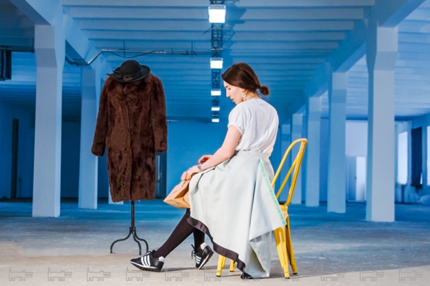 Юбку сшила сама, правда, планировала одну модель, а получилась другая. Стул - LVNGRoom.