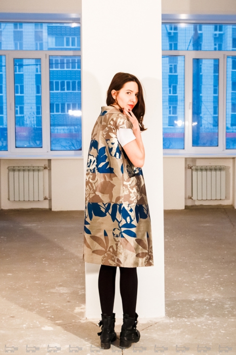 Пальто из шелка Oscar de la Renta.